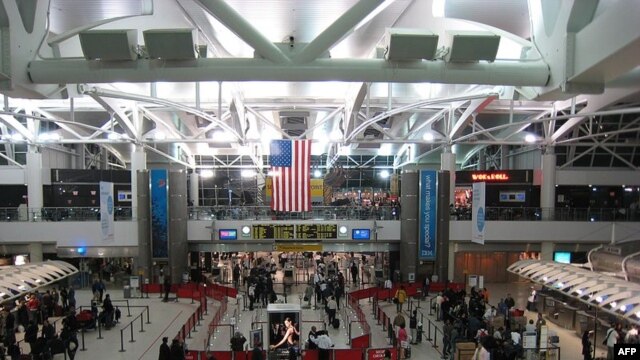 Mọi thứ ở sân bay đã từng rất lạ lẫm và có phần 'đáng sợ' đối với Cá