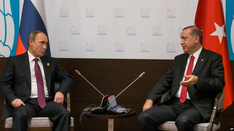 Ảnh tư liệu - Tổng thống Nga Vladimir Putin (trái) và Tổng thống Thổ Nhĩ Kỳ Recep Tayyip Erdogan trao đổi trong hội nghị Thượng đỉnh G-20 ở Antalya, Thổ Nhĩ Kỳ, ngày 16 tháng 11 năm 2015.