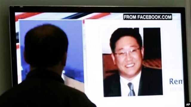 Một người Nam Triều Tiên xem tin về ông Kenneth Bae trên truyền hình tại một nhà ga xe lửa ở Seoul, Nam Triều Tiên
