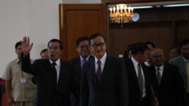 Hun Sen and Sam Rainsy meet for the first time after election on Sept 14, 2013. (Photo by Heng Reaksmey VOA Khmer)