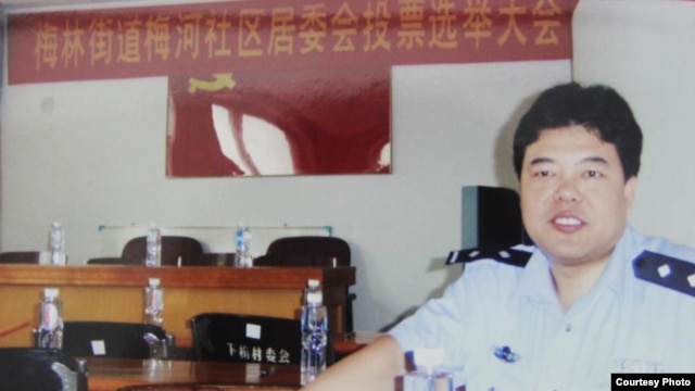 穿警服的王登朝。(中国人权图片)