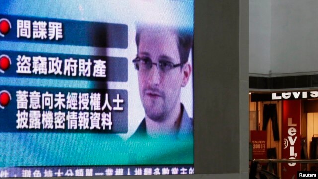 Edward Snowden bị chính phủ Mỹ truy tố tội làm gián điệp, đánh cắp và các tội khác.