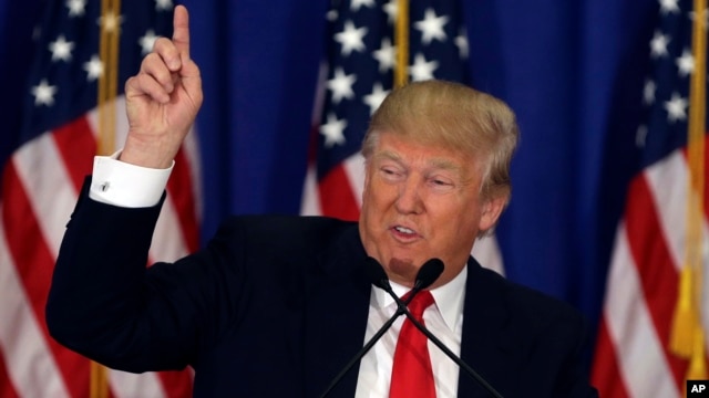 Ứng cử viên tổng thống của đảng Cộng hòa Donald Trump phát biểu trong cuộc họp báo tại Câu lạc bộ Trump National Golf ở Jupiter, Florida, ngày 8/3/2016. 