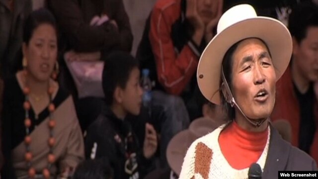 Runggye Adak speaking on stage before his arrest  (ICT Photo)
