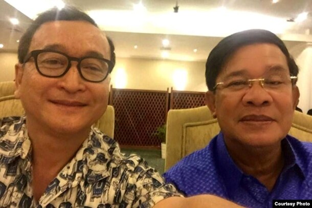 រូបឯកសារ៖ នៅ​ក្នុង​រូបថត​ដែល​ត្រូវ​ចែកចាយ​យ៉ាង​ទូលំទូលាយ​តាម​បណ្តាញ​សង្គម លោក សម រង្ស៊ី ប្រធាន​គណបក្ស​ប្រឆាំង​ថត​រូប selfie ជាមួយ​លោក​នាយករដ្ឋមន្ត្រី​ ហ៊ុន សែន ដើម្បី​បញ្ជាក់​ពី​«វប្បធម៌​សន្ទនា‍»​កាល​ពី​ថ្ងៃ​ទី​១២ ខែ​កក្កដា ឆ្នាំ​២០១៥។