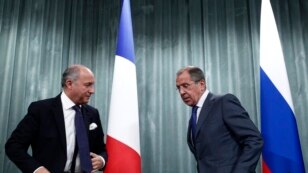 ႐ုရွားႏုိင္ငံျခားေရး၀န္ႀကီး Sergei Lavrov (ညာ) နဲ႔ ျပင္သစ္ႏုိင္ငံျခားေရး၀န္ႀကီး Laurent Fabius (ဘယ္) ေမာ္စကိုမွာ က်င္းပတဲ့ ပူးတြဲသတင္းစာရွင္းလင္းပြဲမွာ ျမင္ေတြ႔ရစဥ္။ (၁၇ စက္တင္ဘာလ ၂၀၁၃)