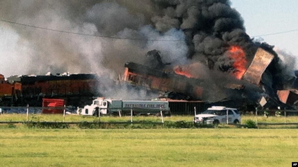 Voraz incendio tras choque de trenes 