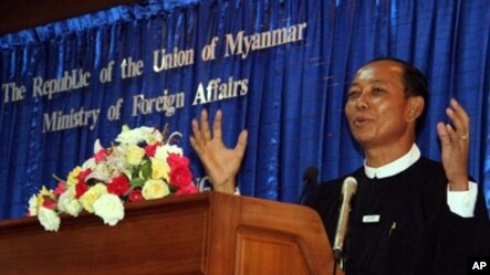 ႏုိင္ငံျခားေရးဌာနမွာ ျပဳလုပ္တဲ့ သတင္းစာရွင္းလင္းပြဲအတြင္း ရခိုင္အစိုးရအဖြဲ႔ ဥပေဒခ်ဳပ္ ဦးလွသိန္း ေျပာၾကားေနစဥ္ (၉ ဇူလိုင္ ၂၀၁၃)