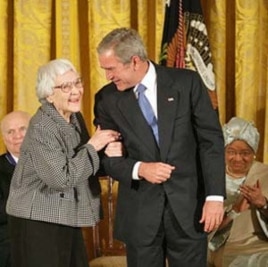 Nhà văn Harper Lee với Tổng thống Georges W. Bush tại tòa Bạch Ốc năm 2007, khi bà được trao giải Presidential Medal of Freedom nhờ ảnh hưởng sâu xa của cuốn To Kill A Mockingbird đối với phong trào tranh đấu cho quyền công dân tại Mỹ vào thập niên 1960.