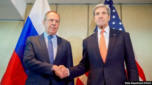 Ngoại trưởng Mỹ John Kerry bắt tay Ngoại trưởng Nga Sergey Lavrov hôm 11/2, trước khi bắt đầu cuộc họp về Syria. 