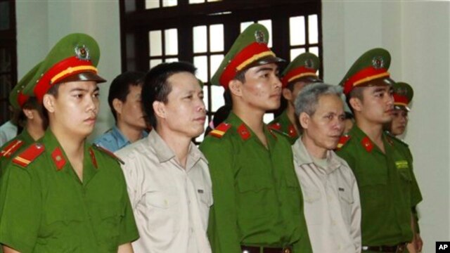 Ông Ðoàn Văn Vươn (thứ nhì từ trái) và anh trai Đoàn Văn Sinh (thứ tư từ bên trái) ra tòa tại Hải Phòng, ngày 2/4/2013. 