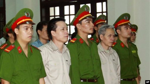 Ông Ðoàn Văn Vươn (thứ hai từ trái) và anh trai Đoàn Văn Sinh (thứ tư từ bên trái) bị đưa ra xét xử tại Tòa án Nhân dân thành phố Hải Phòng, ngày 2/4/2013. 