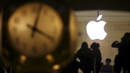 Logo của Apple phía sau đồng hồ tại nhà ga Grand Central ở quận Manhattan, New York, ngày 21/2/2016.