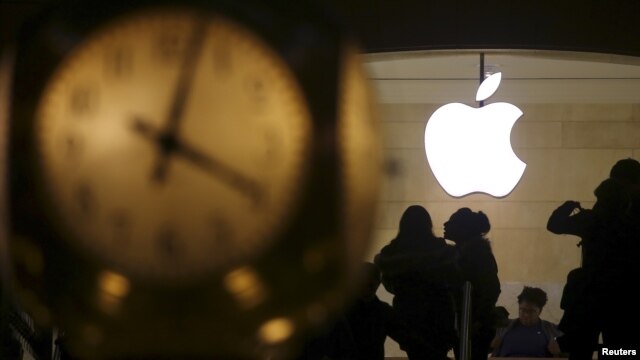 Logo của Apple phía sau đồng hồ tại nhà ga Grand Central ở quận Manhattan, New York, ngày 21/2/2016.