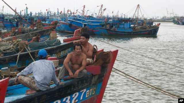 Ngư dân ngồi trên thuyền ở Đà Nẵng, Việt Nam.