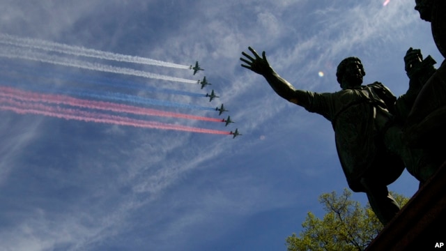 Máy bay của quân đội Nga trình diễn trên bầu trời ở Quảng trường Đỏ.