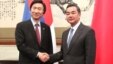 지난달 중국을 방문한 윤병세 한국 외교부 장관과 왕이 중국 외교부장과 회담에 앞서 악수를 나누고 있다. (자료사진)