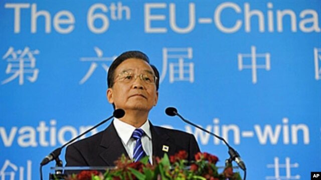 Chinese Prime Minister Wen Jiabao delivers a speech during the EU-China Summit meeting at the EU headquarters in Brussels, 6 Oct 2010