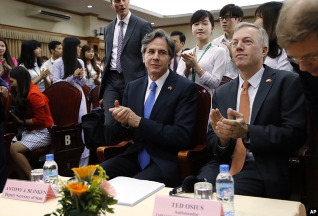 Phó Ngoại trưởng Mỹ Antony Blinken (giữa) trong chuyến thăm Đại học Quốc gia Việt Nam ở Hà Nội, ngày 21 tháng 4, 2016.