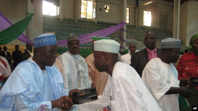 Marigaryi Gwamnan jihar Kaduna Patrick Yakowa  a cikin shudiyar riga