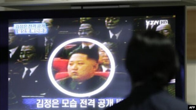 Tin tức truyền hình Nam Triều Tiên chiếu hình ảnh Kim Jong Un, người con trai thứ 3 của lãnh tụ Bắc Triều Tiên Kim Jong Il