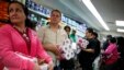 Warga di Caracas mengantre di kasir pasar swalayan untuk membeli tisu toilet yang sedang langka. (Reuters/Jorge Silva) 