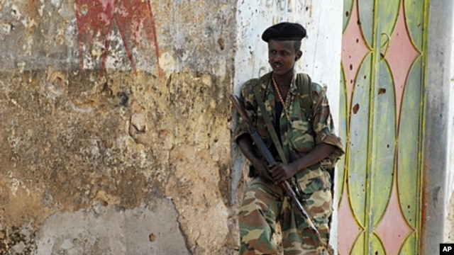 Somali government soldier mans a positions near northern Mogadishu's Yaqshid district headquarters after Islamist insurgents pulled out of the area on August 6, 2011