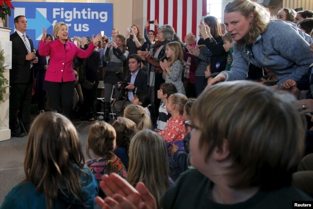 U.S. Democratic presidential candidate Hillary Clinton leads a town hall meeting at South Church in Portsmouth, N.H., Dec. 29, 2015.