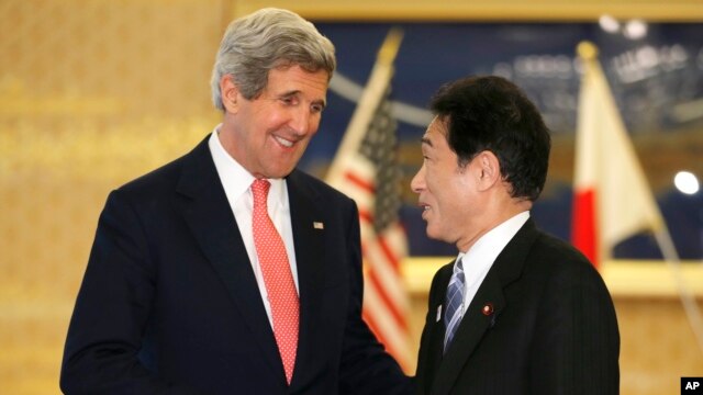 Ngoại trưởng Hoa Kỳ John Kerry (trái) và Ngoại trưởng Nhật Bản Fumio Kishida trước cuộc hội đàm tại Bộ Ngoại giao Nhật Bản ở Tokyo, 14/4/13