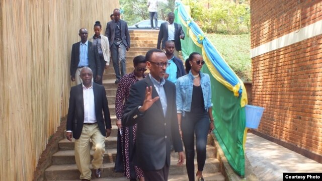 Người dân Rwanda đi biểu quyết hôm 18/12/2015.