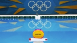 Un balón de water polo flota en la piscina de la sede de este deporte olímpico en Londres. Por primera vez, no se compartirá piscina con la natación.