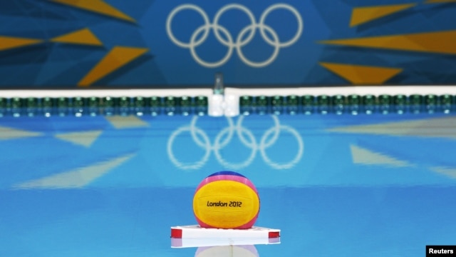 Un balón de water polo flota en la piscina de la sede de este deporte olímpico en Londres. Por primera vez, no se compartirá piscina con la natación.