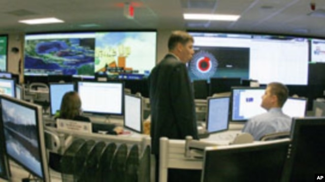 U.S. Department of Homeland Security analysts work at the National Cybersecurity & Communications Integration Center located just outside Washington in Arlington, Virginia, September 2010. (file photo)