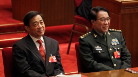 Tướng Từ Tài Hậu, Cựu Phó chủ tịch Quân ủy Trung ương (phải) và ông Bạc Hy Lai tại Sảnh đường Nhân dân ở Bắc Kinh, ngày 14/3/2012.
