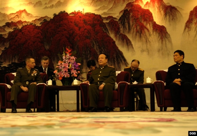 2007年，郭伯雄接待来访的美国参谋长联席会议主席佩斯上将（美国国防部照片，2007年3月22日）