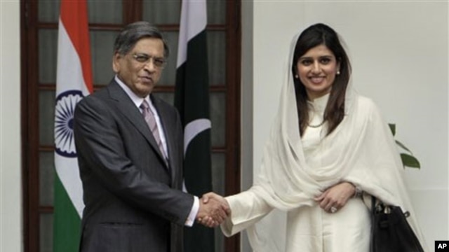 Menlu India S.M. Krishna dan Menlu Pakistan Hina Rabbani Khar sebelum pembicaraan di New Delhi, India (foto: dok). Kementerian Luar Negeri kedua negara sepakat melakukan pertukaran daftar fasilitas nuklir. 