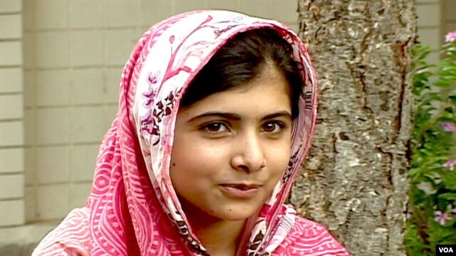 Malala Yousafzai se recupera en un hospital en Gran Bretaña de las lesiones provocadas por el disparo que recibió en la cabeza.