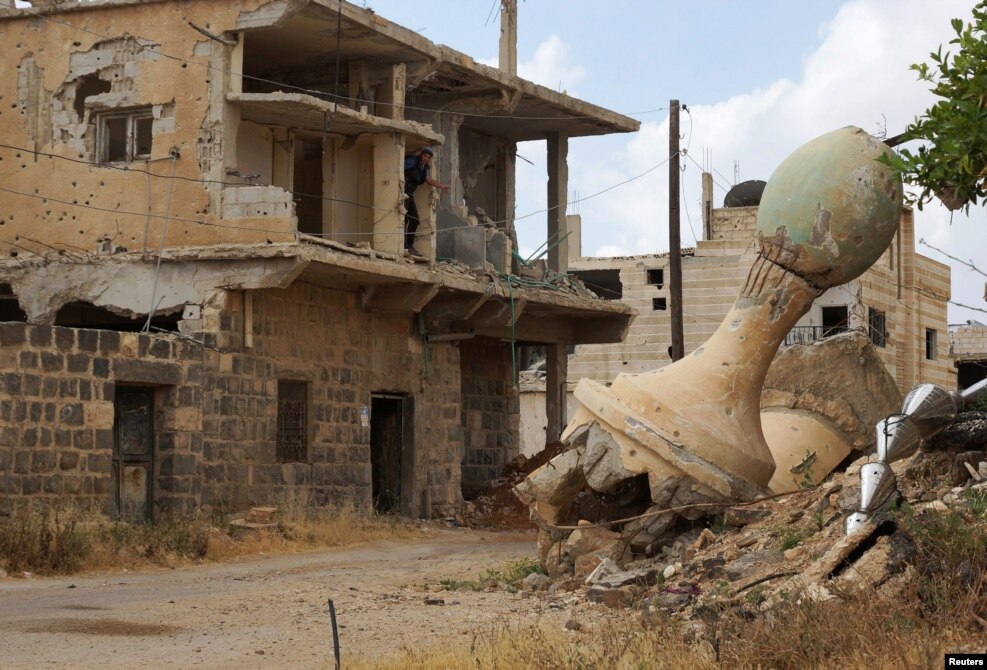 شام: باغیوں کے زیر قبضہ علاقے دیرہ میں ایک مسجد کا گرا ہوا مینار