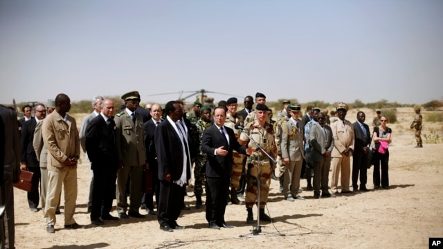 French President Francois Hollande addresses the troops at the airport following his two-hour-long visit to Timbuktu, Mali, February 2, 2013.