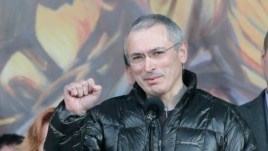Cựu tù nhân, và tỷ phú Nga Mikhail Khodorkovsky cổ vũ dân chúng trong buổi mít tinh tại Quảng trường Độc lập ở Kyiv, 9/3/14