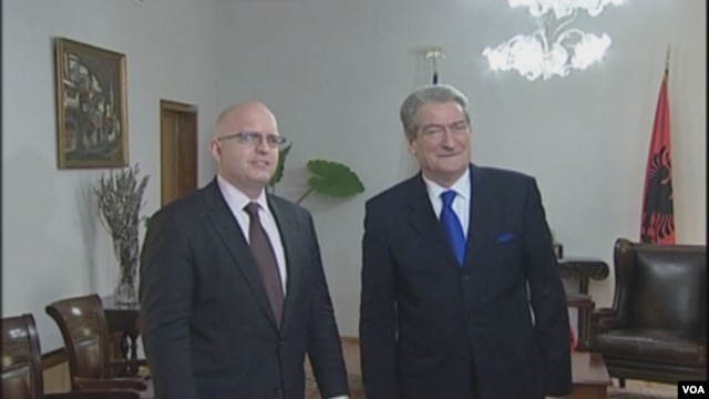 Zamenik pomoćnika američkog državnog sekretara Filip Riker i albanski premijer Salji Beriša.