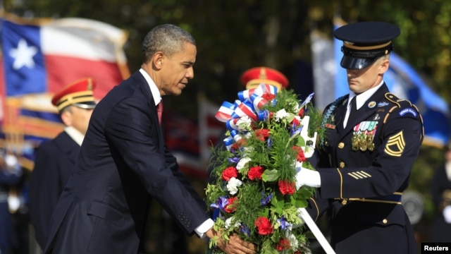 Barack Obama déposant une gerbe au cimetière national d'Arlington