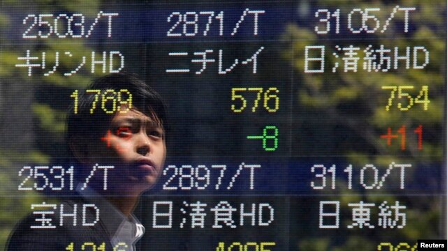2013年5月8日东京证券交易市场显示股市上扬的景象