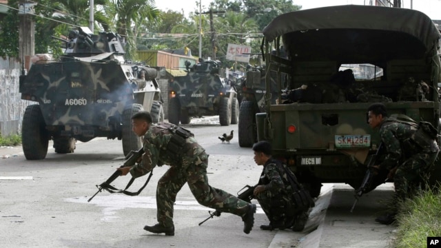 Government troopers continue their assault on Muslim rebels, Sept. 12, 2013, in Zamboanga city in the southern Philippines.