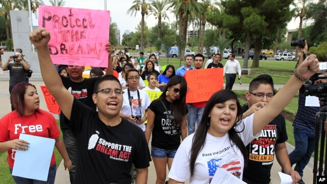 Jóvenes indocumentados amparados por la "acción diferida" consideran que es insconstitucional que les niegen el acceso a las licencias de conducir y a las identificaciones del estado.