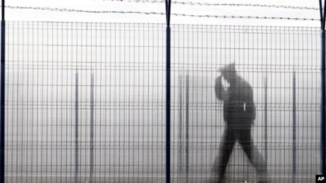 A Romanian border police officer patrols a railway border crossing point between Romania and Moldova in Ungheni, Romania, 18 Jan 2011