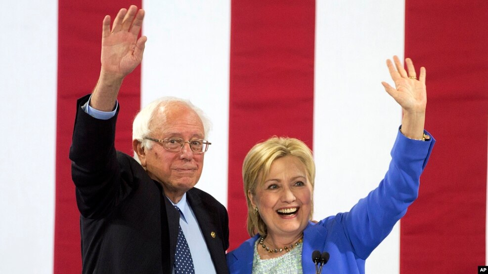 Ứng cử viên tổng thống của đảng Dân chủ Hillary Clinton và Thượng nghị sĩ Bernie Sanders vẫy chào những người ủng hộ trong một cuộc mít tinh ở Portsmouth, New Hampshire, 12/7/2016.