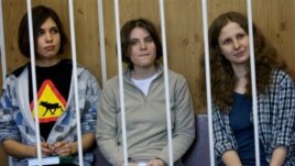 Članice feminističke pank rok grupe Pusi rajot, tokom jednog od pretresa u moskovskom sudu