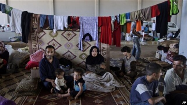 Một gia đình người Syria tại cửa khẩu biên giới Bab Al-Salameh, hy vọng đến được một trong các trại tị nạn ở Thổ Nhĩ Kỳ. Hàng trăm ngàn người Syria đã chạy trốn khỏi cuộc nội chiến và con số này tiếp tục gia tăng