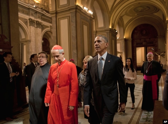 Tổng thống Barack Obama đi cùng Đức Hồng Y Mario Aurelio Poli khi đến thăm Nhà thờ lớn Buenos Aires ở Buenos Aires, Argentina, ngày 23 tháng 3 năm 2016.